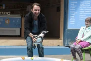 Der Eisdielenbesitzer Peter Wolf (Andt Schwering-Sohnrey) will mit seinem mit Pinguin Cooper Kinder anlocken.