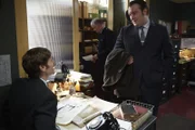 PC Jim Strange (Sean Rigby, r.) bittet Endeavour Morse (Shaun Evans, l.) um einen Gefallen. Er soll ihn bei einem Date mit einem Mädchen begleiten.