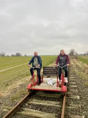 ntv-Reporter Moritz Harms auf Draisine mit Aktivist Sven Ratjens, zwischen Lütjenburg und Malente in Schleswig-Holstein.