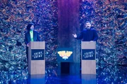 Comedienne Filiz Tasdan (l.) und Moderator Edin Hasanovic (r.) spielen das ZDFneo-Late-Night-Show "Edins Neo Night" Spiel "Never Have I Ever Battle Royale".