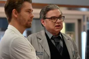 L-R: Dr. Mitch Ripley (Luke Mitchell) und Dr. Daniel Charles (Oliver Platt)