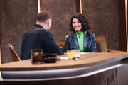Comedienne Filiz Tasdan (r.) und Moderator Edin Hasanovic (l.) im Gespräch in der ZDFneo-Late-Night-Show "Edins Neo Night".