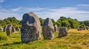 Die berühmten historischen Menhire von Carnac bei Sonnenlicht gehören zum UNESCO-Welterbe