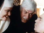 Schwester Michael (Delta Burke, l.) und Sloan (Dick Van Dyke, M.), als Priester verkleidet, retten dem in Todesgefahr schwebenden Mafiaboss das Leben.