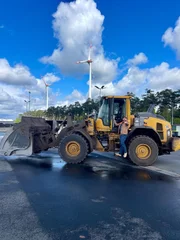 ntv-Reporter Moritz Harms in Bagger in Klima-Kommune Saerbeck.