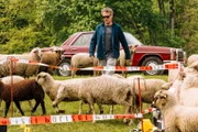 Hauptkommissar Matti Wagner (Pierre Besson) ist auf dem Weg zu einem ungewöhnlichen Tatort: Der Tote wurde bei einer Schafherde am Decksteiner Weiher gefunden.