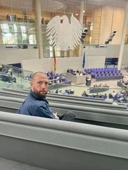 ntv-Reporter Moritz Harms auf der Zuschauertribüne des deutschen Bundestags.