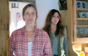 Stefanie Krug (Julia Jäger, l.) gibt Katja (Simone Thomalla, r.) gegenüber zu, dass sie nicht noch einmal ein Kind verlieren will.
