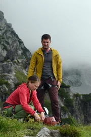 Helen (Rebecca Rudolph) und Peter Söringer (Simon Böer) schlagen alle Warnungen in den Wind und gehen trotz schlechter Wettervorhersage in die Schwarzwand.