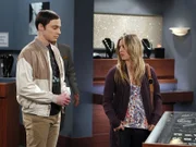 Nachdem Sheldon (Jim Parsons, l.) durch sein Verhalten Amy verletzt hat, möchte er ihr zur Wiedergutmachung ein Geschenk kaufen.  Penny (Kaley Cuoco, r.) steht ihm dabei zur Seite ...