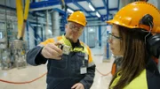 ntv-Reporterin Joanna Walla im Stahlwerk Oxelösund mit Martin Pei, Executive VP SSAB.