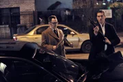 Finch (Michael Emerson, li.) und John (Jim Caviezel) bewaffnen sich, um Darren vor den Gangmitgliedern zu schützen.