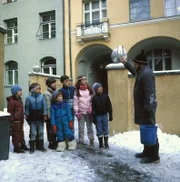 Der Hausmeister (Werner Zeussel) und die Kinder.