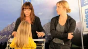 Katja (Simone Thomalla, hinten links) hat gemeinsam mit der kleinen Fibi (Lara und Laura Lulic, vorne) im Aufzug eine eigenartige Begegnung mit der jungen Marina Grieger (Johanna Ingelfinger, r.).