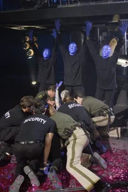 J.D. flüchtet im alkoholisiertem Zustand und landet dabei in einer Show der Blue Man Group mitten auf der Bühne, woraufhin er von Sicherheitsbeamten zur Polizei abgeführt wird ...