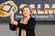 Marianne Laban (Andrea Wildner) macht sich gut bei den Probeaufnahmen für den Shopping-Kanal von Salm.