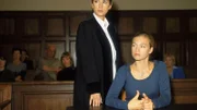 Nele Thieme (Julie Engelbrecht, re.) verstrickt sich in Widersprüche. Kann Staatsanwältin Lisa Sturm (Mariella Ahrens) das Alibi von Mark entkräften?