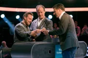Die Kandidaten des Teams "TV-Familie": Axel Stein (l.) und Tom Gerhardt (M.), beide Schauspieler und Komiker, mit Moderator Jörg Pilawa (r.).