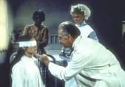 Doktor Vanderan (Walter Edmiston, M.) ist gespannt, ob Janes (Jill Schoelen, l.) Augenoperation erfolgreich war.