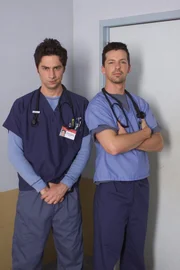Nick (Sean Hayes, r.), ein neuer junger Assistenzarzt kommt ins Krankenhaus und stellt J.D. (Zach Braff, l.) ungewollt in den Schatten. Doch das kann sich J.D. nicht gefallen lassen ...