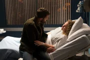 Elliot Stanley (Jamie Dornan) wacht Tag und Nacht an Helens (Danielle Macdonald) Seite. Er hat große Angst, die Liebe seines Lebens wieder zu verlieren.