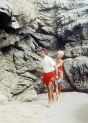 Nur widerstrebend lässt sich C. J. (Pamela Anderson) von Matt (David Charvet) auf ihrer Schatzsuche in eine Höhle ziehen.