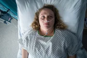 Schwer verwundet wird Helen Chambers (Danielle Macdonald) in eine Klinik gebracht. Die Ärzte kämpfen verzweifelt um ihr Leben und versetzen sie in ein künstliches Koma.