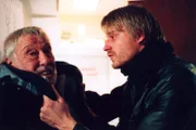 Rentner Willy Tindle (Dietmar Schönherr, links) trifft, nachdem er gerade die Leiche des Apothekers gefunden hat, auf den drogensüchtige Benny Marien (Max von Pufendorf). Der freut sich auch nicht gerade.