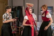 Eva (Lucie Muhr, li.) und Celine (Ana-Carolina Kleine, re.) helfen Jenny (Julia Obst) beim Anziehen des Hochzeitskleides.