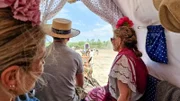 Auf Pferden und in geschmückten Kutschen machen sich die Pilger auf den Weg durch den Nationalpark Coto de Doñana zum Wallfahrtsort El Rocío. Der Flamenco spielt bei diesem Pilgerfahrt eine große Rolle. Die Frauen tragen aufwändige Flamenco-Kostüme. Überall wird gesungen, getanzt und gebetet.