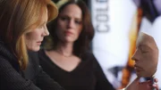 Catherine (Marg Helgenberger, li.) und Sara (Jorja Fox) ermitteln im Fall von zwei toten Frauen, die möglicherweise dem gleichen Täter zum Opfer fielen.