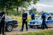 Russe (Andreas Tietz), André Pötschke (Marc Hosemann), Revierpolizist (Komparse) und Uwe Voigt (Andreas Leupold) (v.l.).