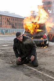 Reese (Jim Caviezel) konnte sich in letzter Sekunde aus dem Kofferraum des brennenden Autos befreien...