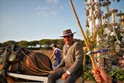 Luis Guitieres, bekannt als Titi, ist der Kutscher der Bruderschaft von Jerez de la Frontera. Er ist dafür zuständig, die Marienstandarte in einer feierlich geschmückten Kutsche 4 Tage lang durch den Nationalpark zum Wallfahrtsort El Rocío zu fahren.