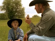 Es gelingt Walker (Chuck Norris, re.), das Vertrauen des kleinen Lucas (Haley Joel Osment) zu gewinnen. Er sorgt für den Jungen wie für einen eigenen Sohn.