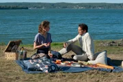 Lars (Robert Seeliger) hat ein romantisches Picknick für Sylvie (Anja Knauer) bereitet.