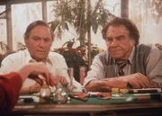 Wie jedes Jahr verbringt Max (Lionel Stander, r.) seinen Urlaub am Pokertisch.  Doch dieses Jahr läuft nichts wirklich rund ...