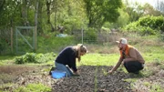 ntv-Reporter Moritz Harms mit Bio-Bäuerin Charlotte Niekamp.