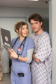 Elliott (Sarah Chalke, l.) macht ihrem neuen Patienten Sean (Scott Foley, r.) Avancen. Dieser ist jedoch so sehr mit seinen Neurosen beschäftigt, dass er seine Verehrerin nicht bemerkt ...