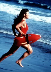 Caroline (Yasmine Bleeth) rennt ins Meer, um einem Mann das Leben zu retten.