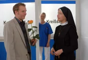 Schwester Hanna freut sich, dass Klaus Kabel doch noch gekommen ist (v.li.: Arthur Klemt, Fiona Molloy, Janina Hartwig).