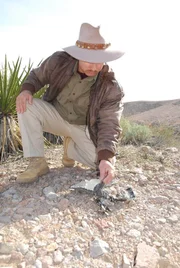 Peter Merlin untersucht ein Metallteil in der Wüste von Nevada. Sieht in diesem Metallstück nicht außerirdische Technologie, sondern Technologie terrestrischen Ursprungs.