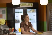 Macht sich im Sandwichshop nicht besonders gut und lässt ein Brötchen nach dem anderen anbrennen: Britta (Gillian Jacobs) ...