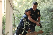 Officer John Nolan (Nathan Fillion) und sein Rookie Officer Celina Juarez (Lisseth Chavez) observieren ein Haus, in dem sich ein mutmaßliches Entführungsopfer befindet.