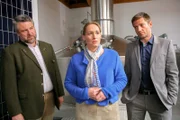 Hat Anne Prachtl (Sarah Lavinia Schmidbauer, m.) den Brauereichef aus den Weg geräumt, um dessen Posten zu beerben? Für Hansen (Igor Jeftic, r.) und Stadler (Dieter Fischer, l.) ein starkes Motiv.