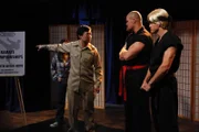 Chang (Ken Jeong, l.) ergattert eine Rolle in einer Schulaufführung von "Karate Kid", doch der Regisseur hat es ganz schön auf ihn abgesehen ...