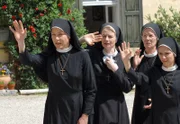 Die Nonnen verabschieden sich von Klein-Elisabeth (v.li.: Janina Hartwig, Emanuela von Frankenberg, Karin Gregorek, Donia Ben-Jemia).