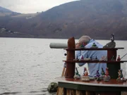 Loch Ness, Inverness, Schottland: Steve Feltham sucht das Loch nach Nessie ab. Hunderttausende kommen jedes Jahr nach Loch Ness in der Hoffnung, einen Blick auf das Fabelwesen zu erhaschen.