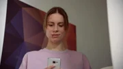 Zoe (Lara Dandelion Seibert) erhält ein Handy-Video und freut sich, dass es ihrem Kind gut geht.   +++