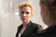 Annika Thomsen (Adina Vetter), die Leiterin der Bankfiliale, hat große Angst.